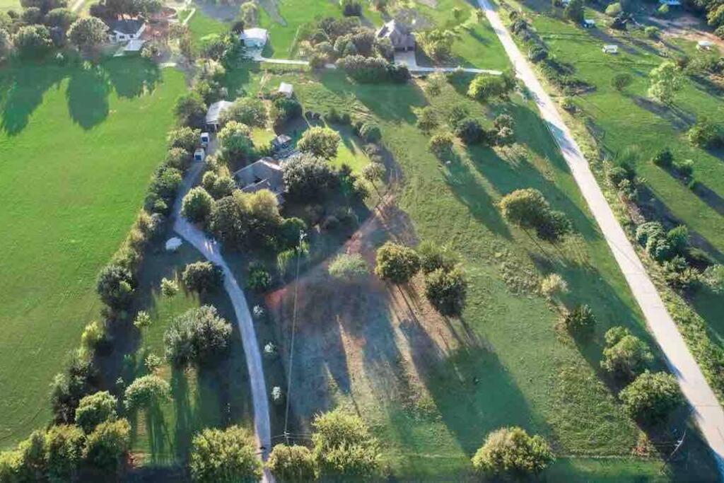 Beautiful Farmhouse W/ Pool On 6 Acres Ranch Aubrey Экстерьер фото