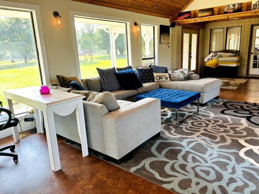 Beautiful Farmhouse W/ Pool On 6 Acres Ranch Aubrey Экстерьер фото