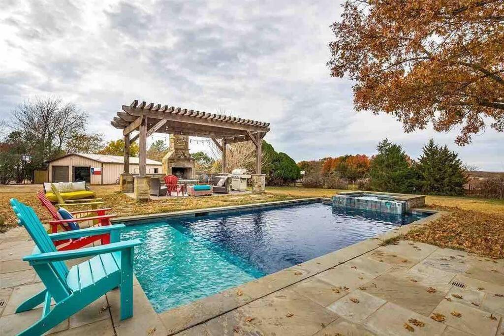 Beautiful Farmhouse W/ Pool On 6 Acres Ranch Aubrey Экстерьер фото